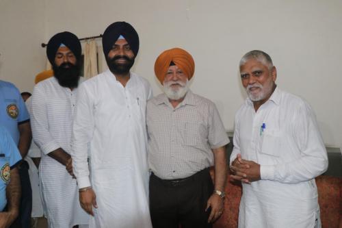 Dr. S.P. Singh Oberoi visits flood affected areas in Harike Patan. Even today, Dr. Oberoi brought 350 quintals of corn for the animals which was distributed among the needy.