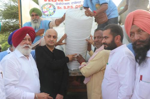Social activist: SP Oberoi reached here with relief materials for the flood victims of Fazilka through his organization Sarbat Da Bhala Charitable Trust. On this occasion, Fazilka MLA Mr. Narinder Pal Singh Sawna, Deputy Commissioner Dr. Senu Duggal and SSP Mr. Manjit Singh Dhesi Manjot Singh Khera Prince.