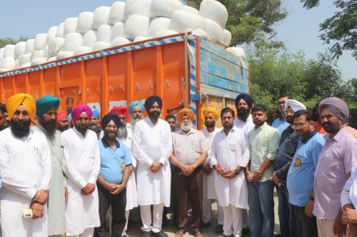 Dr. S.P. Singh Oberoi visits flood affected areas in Harike Patan. Even today, Dr. Oberoi brought 350 quintals of corn for the animals which was distributed among the needy.