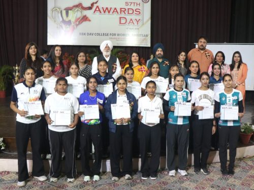 Dr. S. P. Singh Oberoi Dr. S. P. Singh Oberoi Honors Excellence at BBK DAV Awards Day, Trust Adopts 30 StudentsFelicitates Achievers and Awards Scholarships at BBK DAV College Annual Day in Amritsar