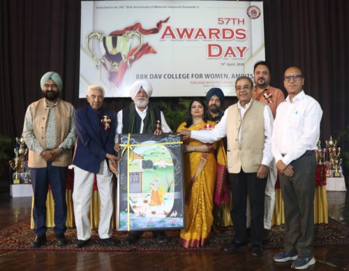 Dr. S. P. Singh Oberoi Felicitates Achievers and Awards Scholarships at BBK DAV College Annual Day in Amritsar