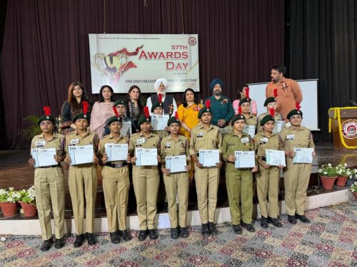 Dr. S. P. Singh Oberoi Dr. S. P. Singh Oberoi Honors Excellence at BBK DAV Awards Day, Trust Adopts 30 StudentsFelicitates Achievers and Awards Scholarships at BBK DAV College Annual Day in Amritsar