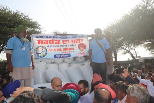 Social activist: SP Oberoi reached here with relief materials for the flood victims of Fazilka through his organization Sarbat Da Bhala Charitable Trust. On this occasion, Fazilka MLA Mr. Narinder Pal Singh Sawna, Deputy Commissioner Dr. Senu Duggal and SSP Mr. Manjit Singh Dhesi Manjot Singh Khera Prince.
